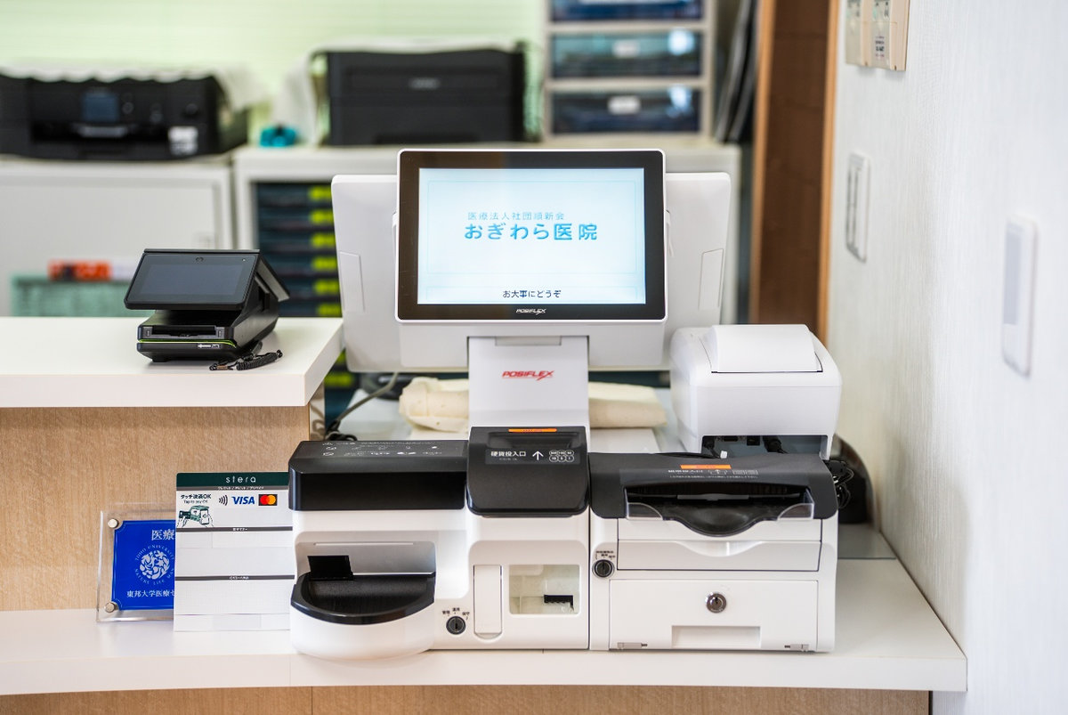 正面から見たセミセルフレジ「NeoPOS Clinic」