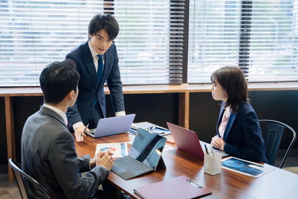 社内会議をしている