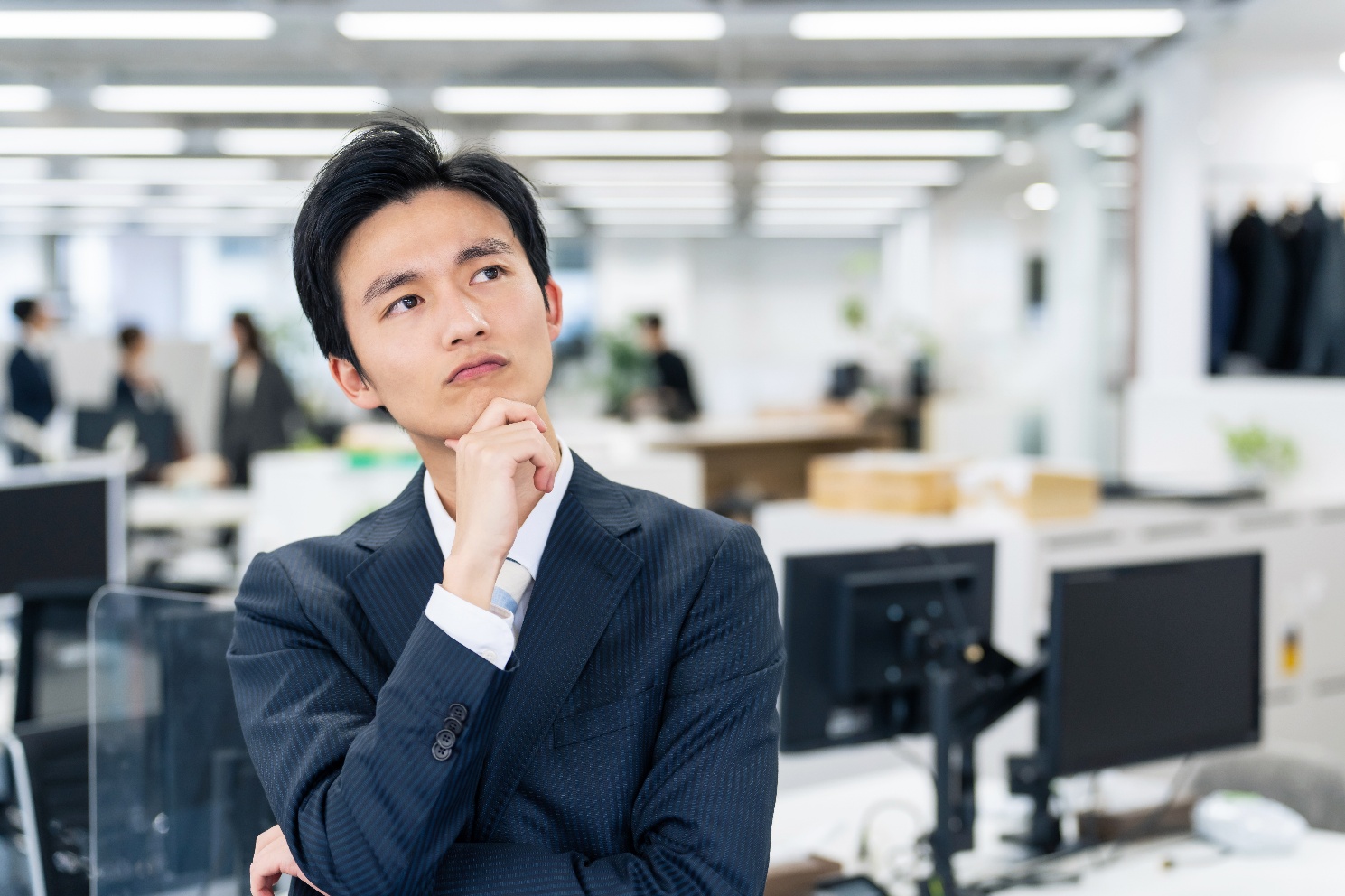 ビジネスマンが考えている様子