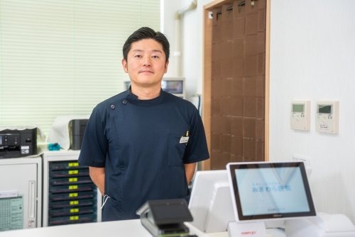 レジ前に立つ荻原様